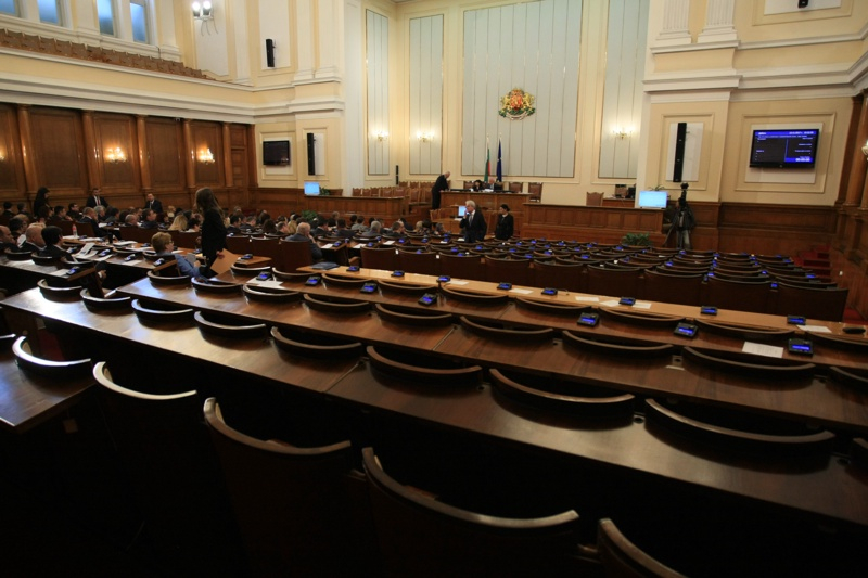 Заради липса на кворум се провали днешното редовно пленарно заседание на парламента. Три опита бяха направени да се събере необходимият брой депутати –...