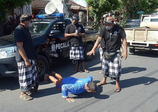 Чужденците, които отказват да носят маски на индонезийския курортен остров Бали, са подложени на необичайно наказание - лицеви опори, предава АФП.
Видеокадри,...