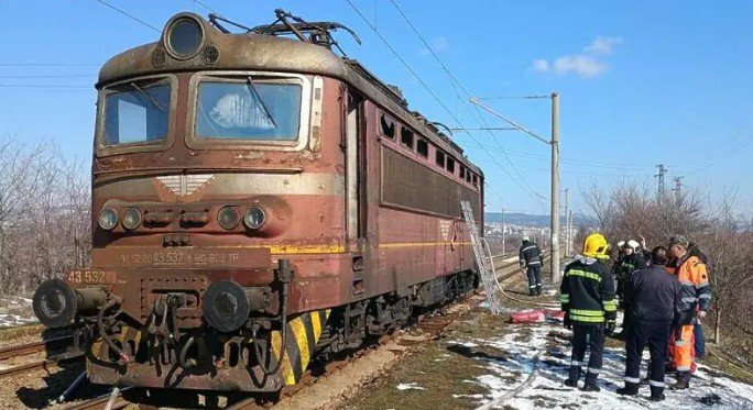 Отново инцидент с влак на БДЖ. Локомотив се е запалил на прелеза до старозагорското село Еленино. Това каза за БТА старши инспектор Михаил Михов, началник...