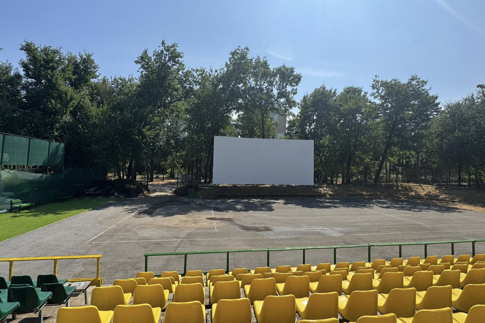 Лятното кино в Ямбол отваря безплатно врати за посетители тази вечер. От 21:00 часа ще бъде представена комедията „Ако можеш, забрави...", която ще ни...