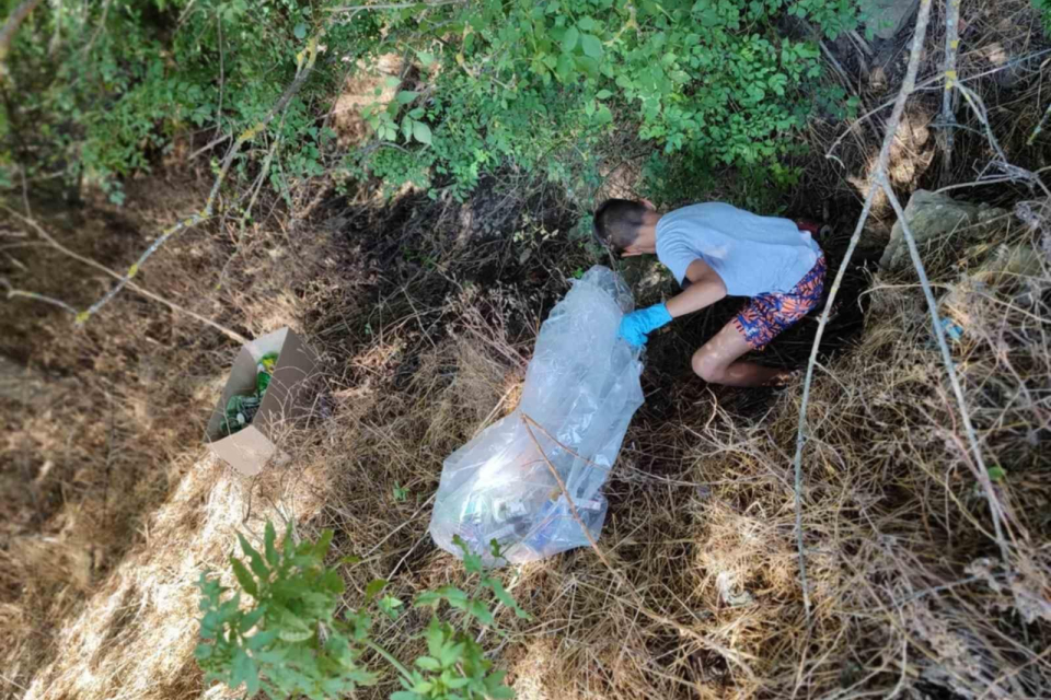 Между безгрижните летни игри и забавления, две деца от село Ситово,община Болярово, намериха време да направят нещо смислено и вдъхновяващо– да почистят...