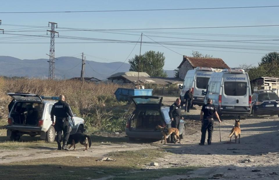 Извършва се мащабна полицейска операция по линия на битовата престъпност в трите ромски квартала в Казанлък във връзка с вчерашния инцидент, в който полицейски...