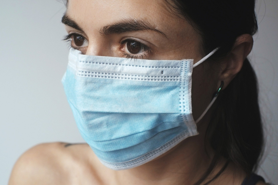 Изискването за носене на предпазни маски за лице в лечебните заведения се удължава до 2 ноември. Това е посочено в заповед на министъра на здравеопазването....