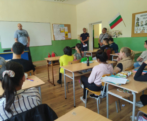 Местната комисия за борба с противообществени прояви на малолетни и непълнолетни организира среща с ученици в Болярово