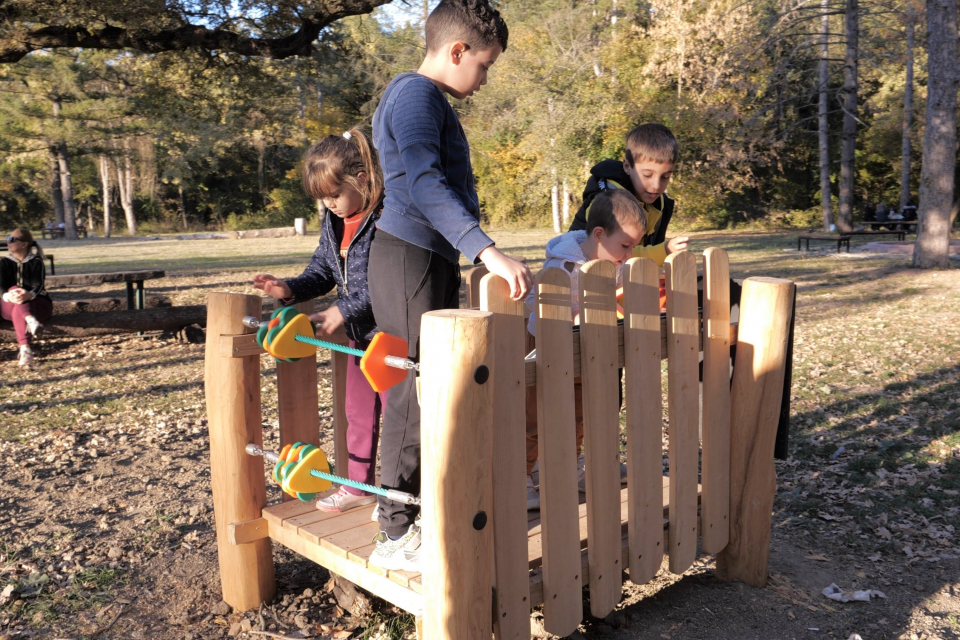 Екологична детска площадка вече допълва облагородената местност „Ормана“ край Ямбол. Детските съоръжения на площадката са изработени от масивно дърво-акация,...