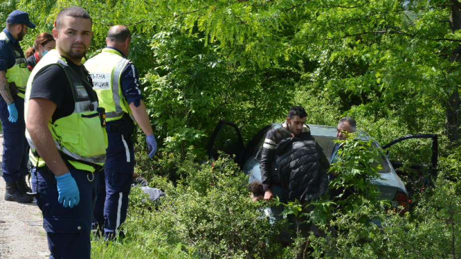 Мигранти са катастрофирали на пътя Хасково - Димитровград, след като са били преследвани от полицаи, съобщава БНР.
Задържани са седем чужденци – шестима...