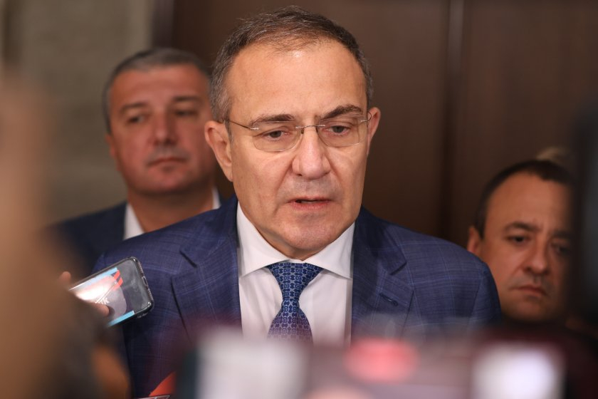 Минималната работна заплата догодина ще бъде около 1200 лева, вместо сегашните 1077 лева, ако продължи да действа записаният в Кодекса на труда механизъм...