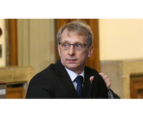 Министър Денков издаде заповедта за ученическата ваканция