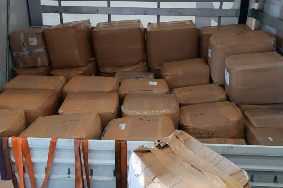 Митническите служители на граничния контролно-пропускателен пункт (ГКПП) "Лесово" спряха контрабанда на 3126 "маркови" облекла. Открити са в товарен автомобил,...