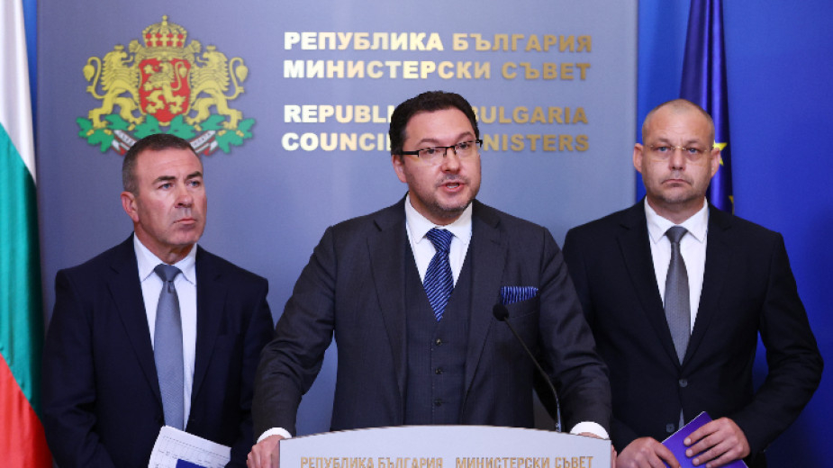 Обществената поръчка на 30 000 икони е подписана от тогавашния министър на вътрешните работи Бойко Рашков. Това обяви след Министерски съвет МВР шефът Даниел...