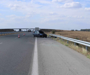 Млада жена загина, а други три са ранени, след като камион удари автомобил в аварийната лента на АМ "Тракия" 