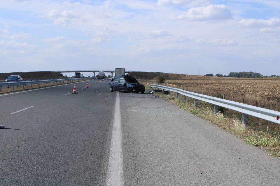 Жена на 23 години загина, а други три пострадаха, след като камион блъсна лек автомобил в аварийната лента на автомагистрала "Тракия", съобщи на извънреден...