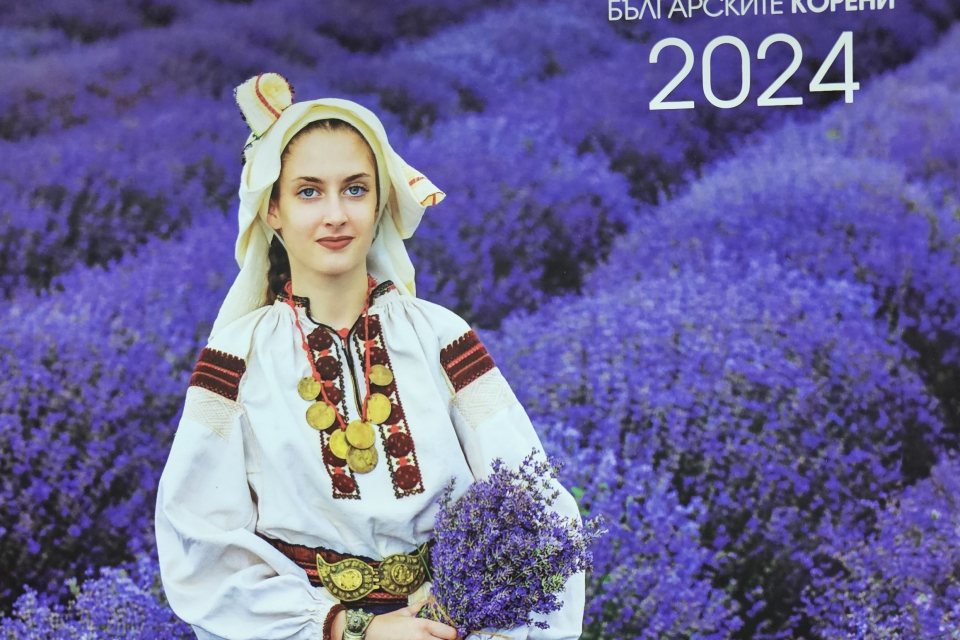 Младежи от Челник и народни носии от селото са част от календара „Девойко, мари, хубава“ на Фондация „Живите български корени“ за 2024 г.
Това сподели...