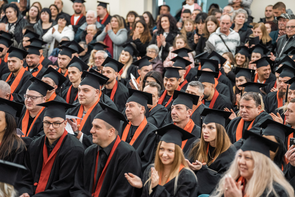 В напълно обновения Младежки културен център „Георги Братанов“ бяха връчени дипломите на 192 абсолвенти на ямболския Факултет „Техника и технологии“ към...