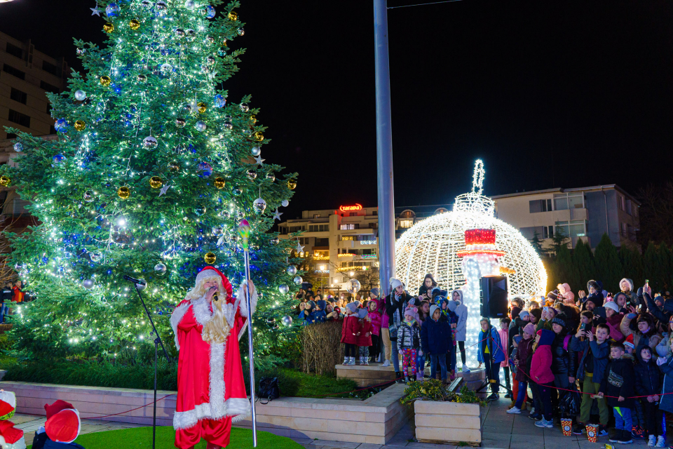 Светлините на коледната елха в Ямбол бяха запалени в присъствието на Дядо Коледа и неговите джуджета, които поздравиха присъстващите с песни. Тази година...