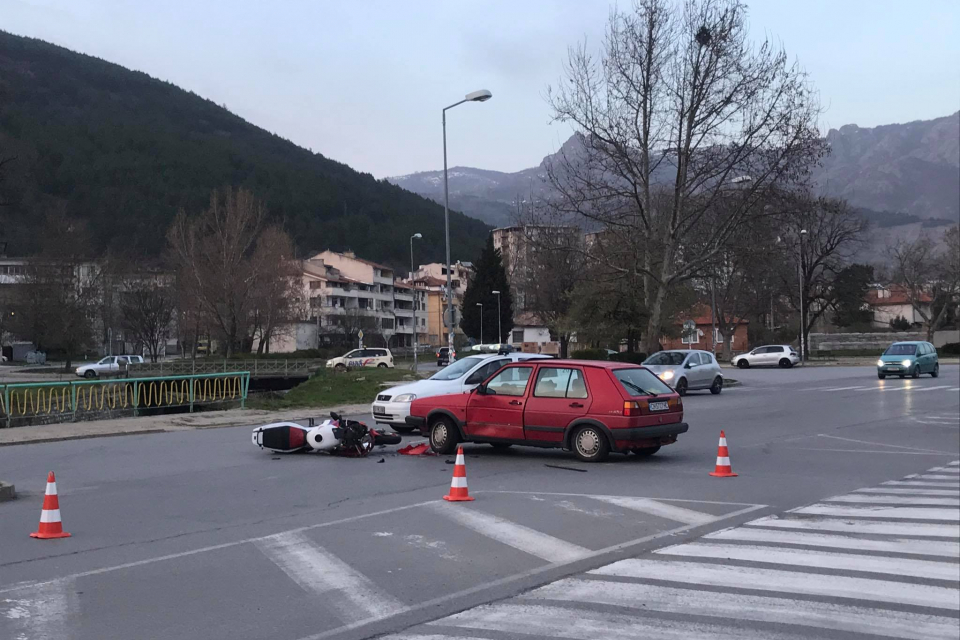 Мотор се удари в лека кола в Сливен. Малко след 17:00 часа в събота (28 март) е получен сигнал в полицията за произшествието, научи 999.Ктастрофата се...