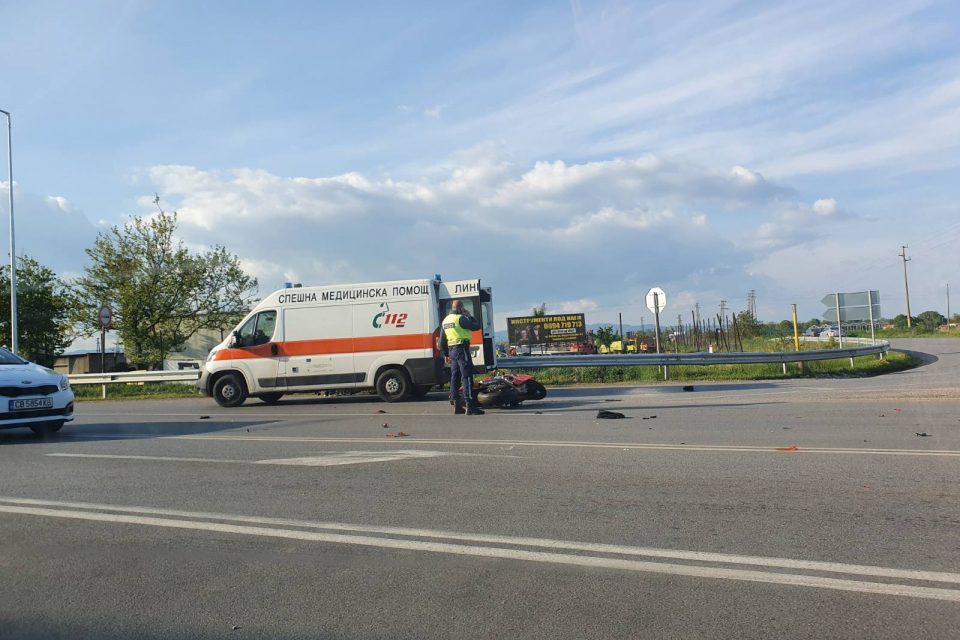 Вчера около 18:06 часа в гр.Ямбол ,на кръстовище бул.“Европа“ с околовръстен път „Север“ е настъпило пътнотранспортно произшествие  между мотоциклет „Хонда“,...