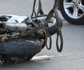 Мотоциклетист с отнета книжка загина при катастрофа