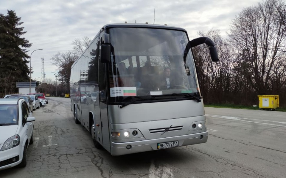 Българското министерство на външните работи организира редовни автобусни линии за извозване на български граждани и граждани от бесарабски произход.

От...
