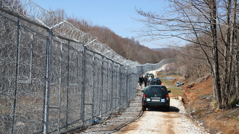 Представители на МВР и Министерство на отбраната /МО/ ще инспектират днес граничното съоръжение на българо-турската граница край  Лесово. На място ще бъдат...