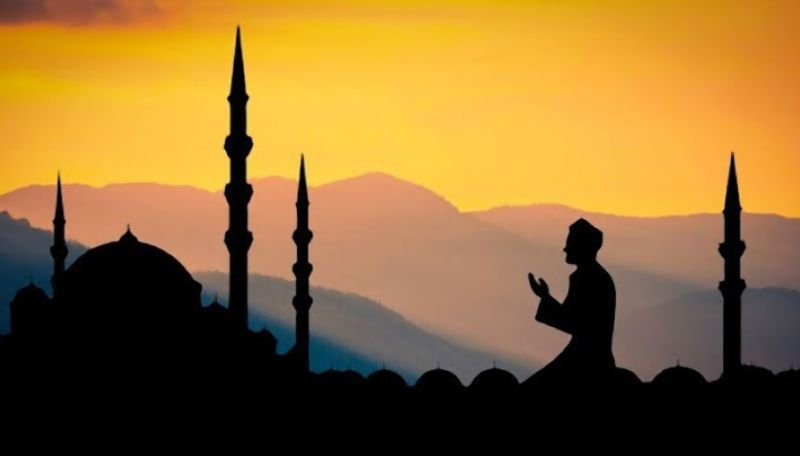 Мюсюлманите в цял свят честват днес свещения празник Рамазан байрам, с който приключват едномесечните пости.
Според традицията след сутрешната молитва...