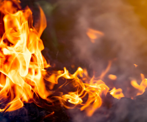 Мъж е в болница с изгаряния и опасност за живота след пожар в Нова Загора