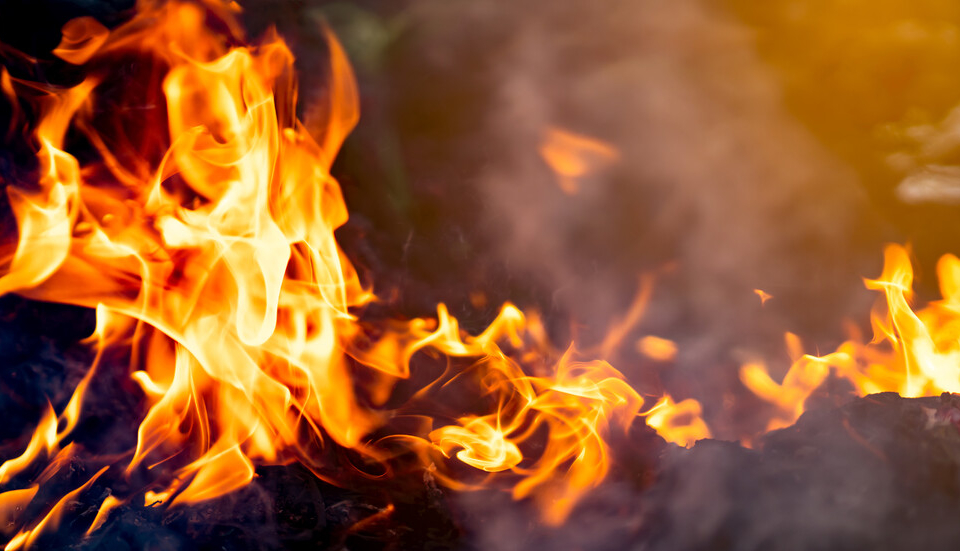 Мъж е в болница с 15% изгаряния и опасност за живота след пожар в новозагорския квартал "Шести", съобщи за БТА говорителят на областната полиция в Сливен...