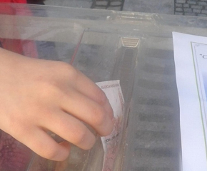 Мъж задигна кутия за дарения на болно момче от магазин във Варна