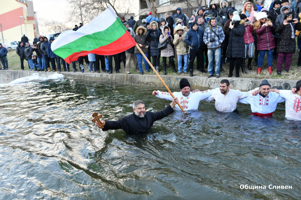 За осма поредна година в река „Новоселска“ в Сливен ще се играе мъжко ледено хоро на Йордановден. Вчера реката бе забентена от организаторите на проявата...
