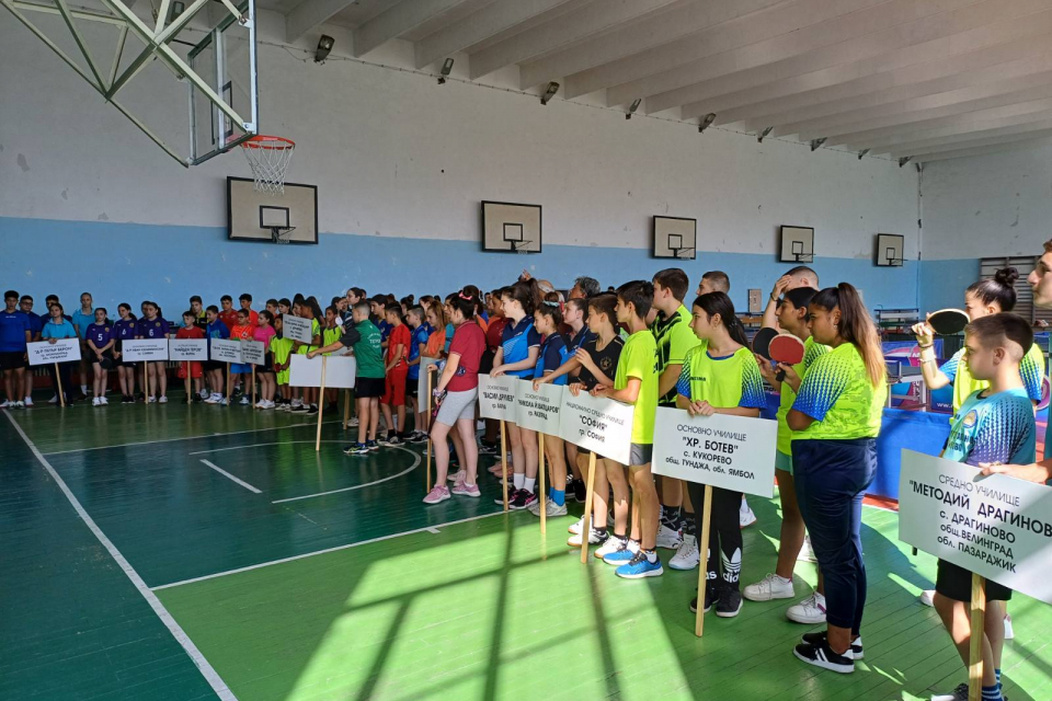 Над 100 ученици от цялата страна събра финалното състезание от ученическите спортни игри по тенис на маса в категорията 5-7 клас, което се проведе в ямболската...