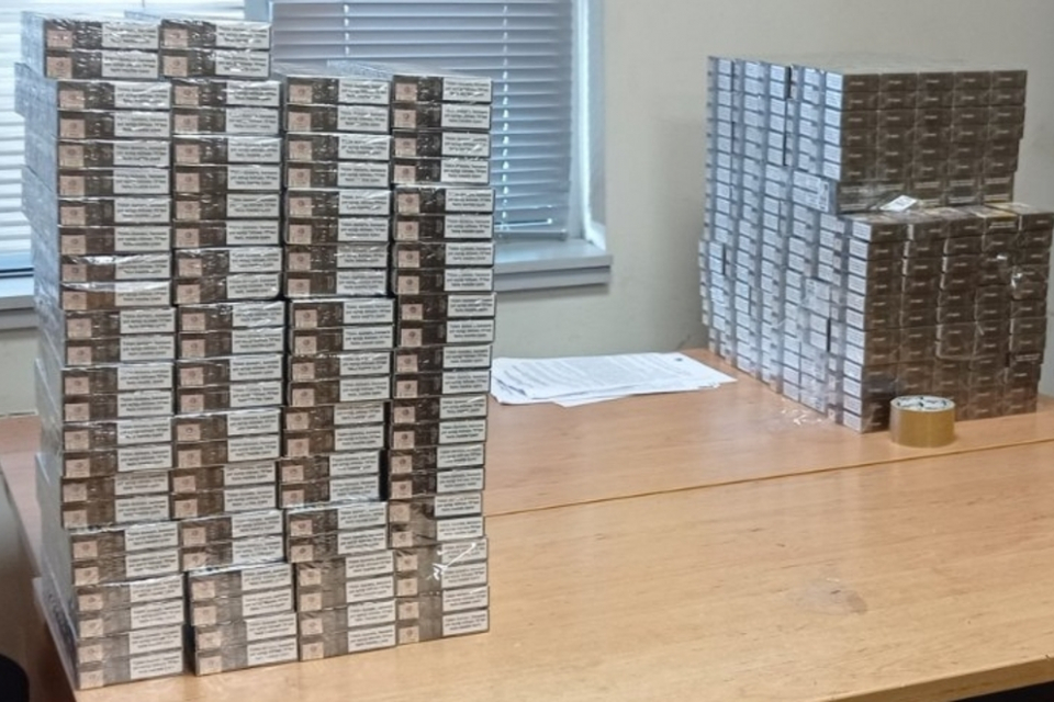 Митнически служители задържаха над 1000 кутии контрабандни цигари на граничния контролно-пропускателен пункт (ГКПП) „Лесово“. Кутиите са открити в лек...