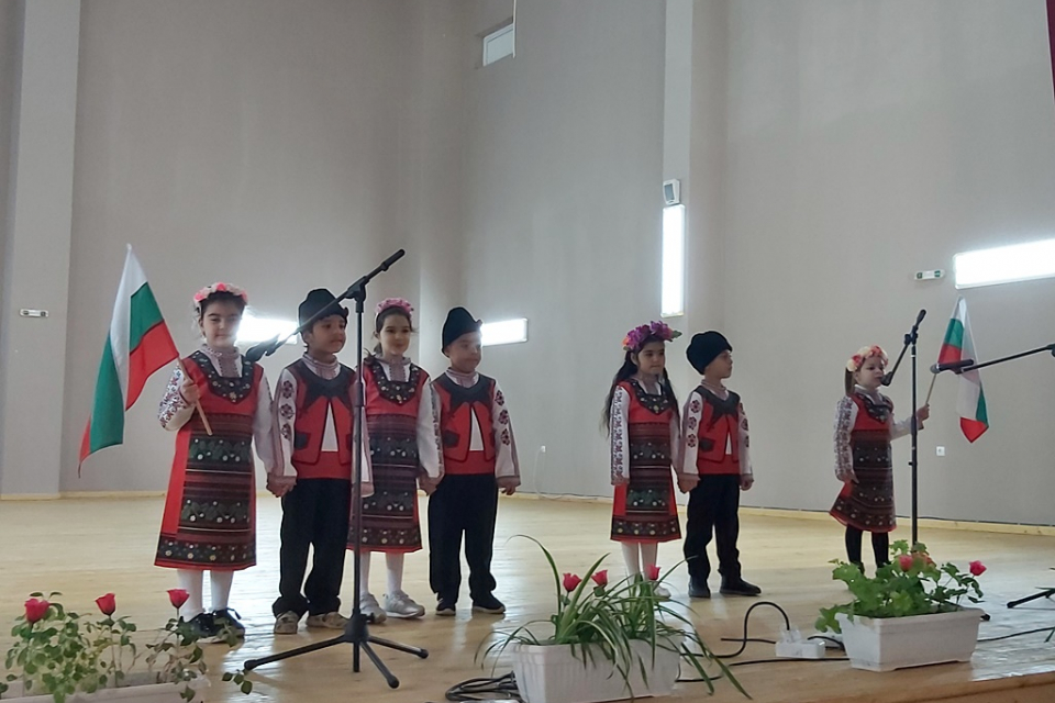Над 160 участници се включиха в концерт, посветен на Деня на художествената самодейност в град Болярово. Той беше открит с изпълнение мажоретния състав...