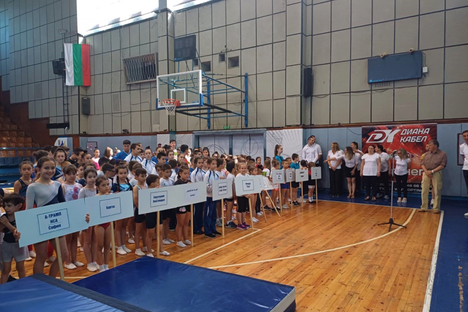 Държавното първенство по скокове на батут привлече 14 отбора и повече от 200 състезатели в Ямбол и Сливен. Събитието беше организирано от Българската федерация...