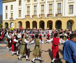 Над 320 участници от 21 града се надиграват във фолклорния фестивал "Приятели чрез танца" в Сливен
