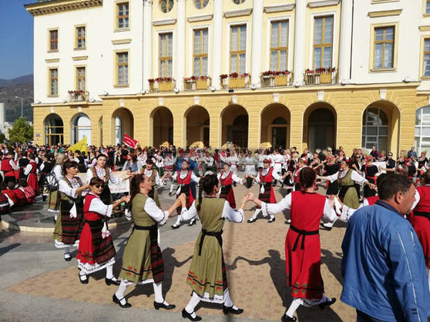 Над 320 участници от 25 любителски танцови клуба се надиграват във фолклорния фестивал "Приятели чрез танца" днес в Сливен. Това съобщи за БТА Минко Стефанов,...