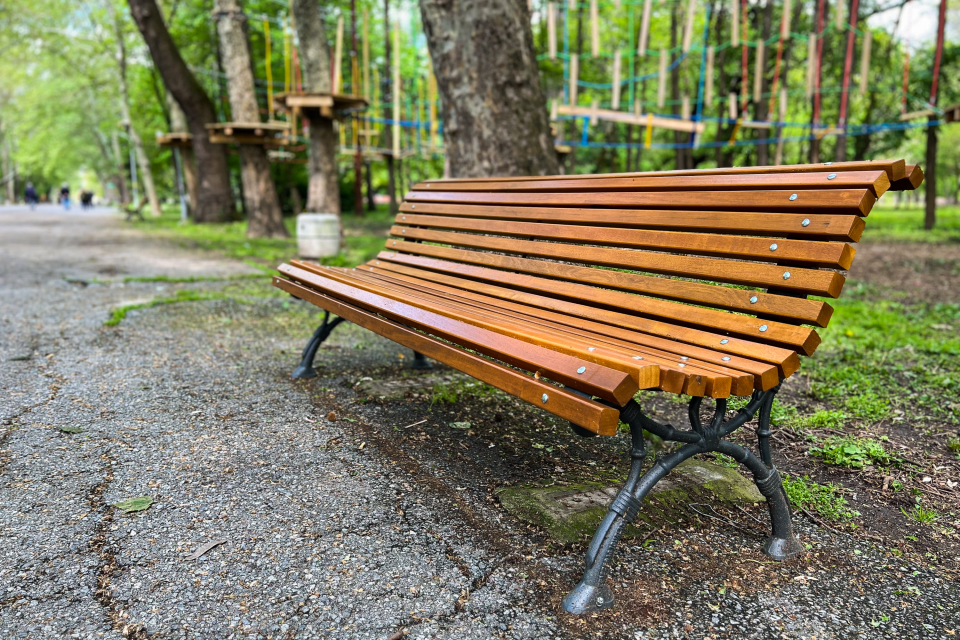 Четиридесет и две нови пейки са поставени в Градския парк на Ямбол. Те са разположени в пространството между фонтана и Лятното кино.
Скамейките са от...