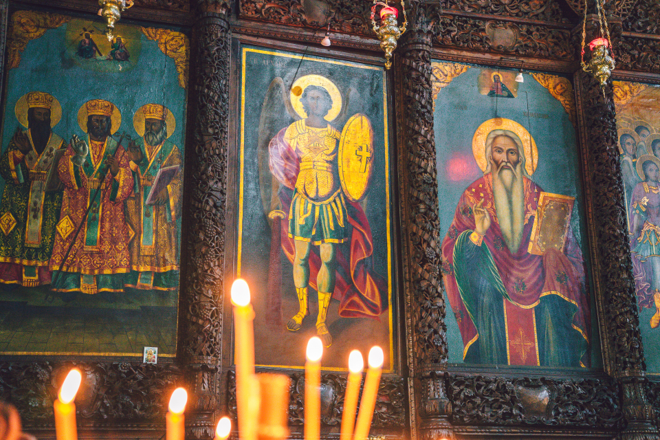 Днес Българската православна църква отдава почит на водача на небесните воинства, Свети Архангел Михаил.
Според народните поверия той е представен като...