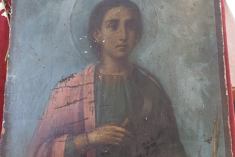 Днес Българската православна църква почита паметта на Свети Трифон. В житейския си живот той се бил отдал на лечителството. Посечен е с меч по заповед...