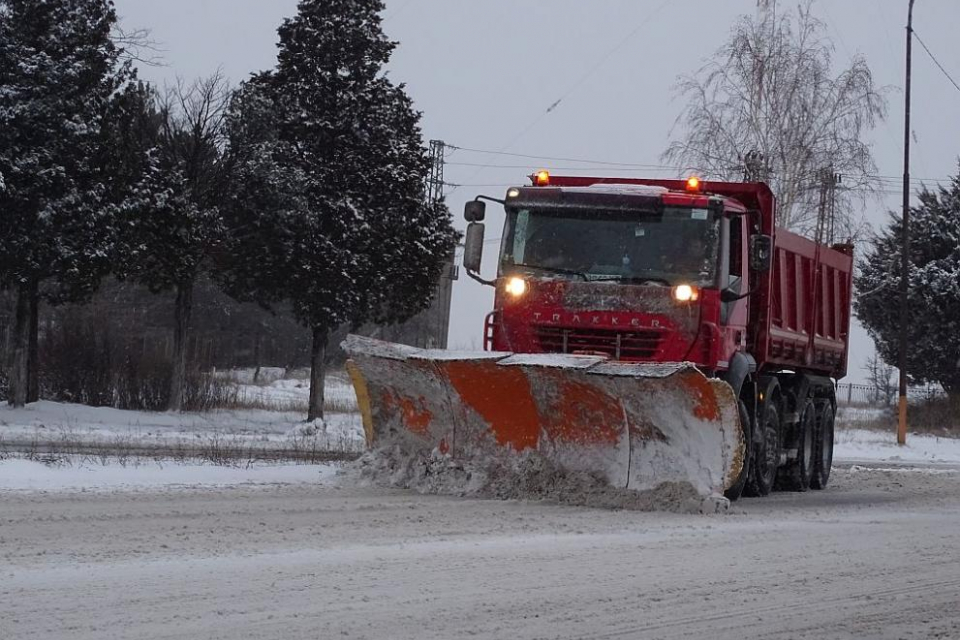 860 снегопочистващи машини обработват пътните настилки в районите със снеговалеж, за да се осигури безопасно пътуване на шофьорите по републиканските пътища....