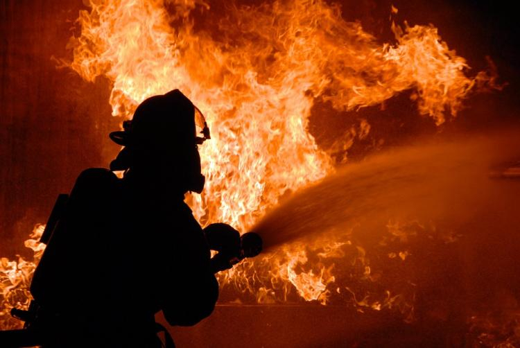 Два екипа на РСПБЗП-Сливен са гасили пожар в апартамент в сливенския квартал „Даме Груев“. Сигналът е получен на 6 февруари в 21,53 часа. Късо съединение...