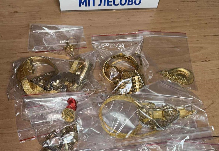 Митническите служители на Митнически пункт Лесово откриха 510 грама златни накити и монети в дамска чанта на пътничка в лек автомобил.Превозното средство...