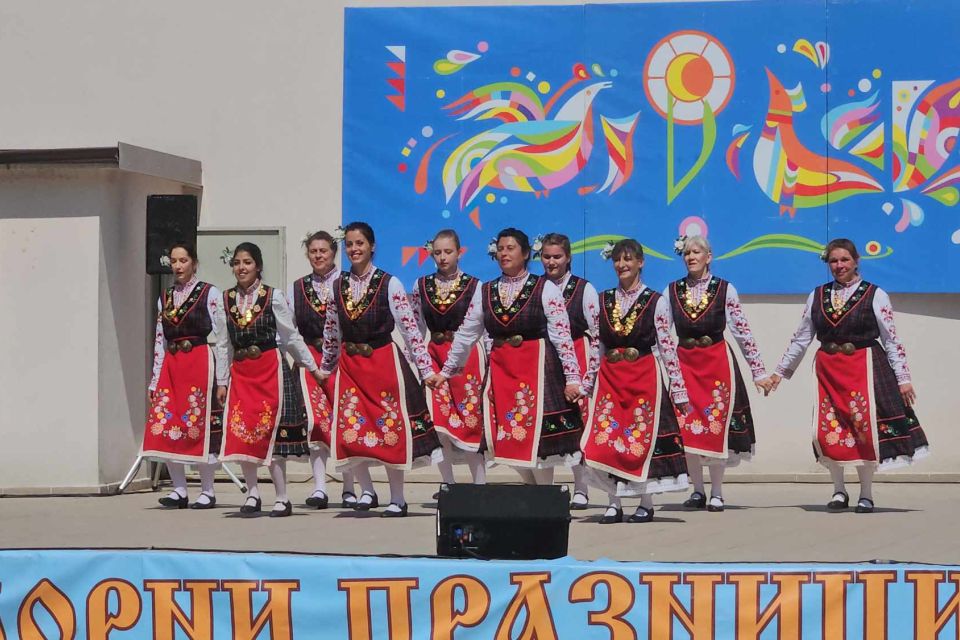 На 15.06.2025г.,на фолклорните празници "Славееви нощи"град Айтос, взеха участие танцовите състави "Усмивчица" и "Усмивка" при НЧ "Светлина- 1929г., както...