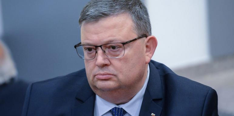 Депутатите приеха единодушно оставката на председателя на антикорупционната комисия Сотир Цацаров, считано от 1 март. Решението беше взето със 197 гласа...