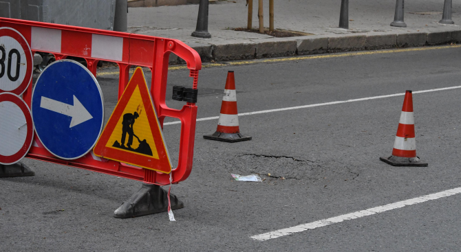 Частични ремонтни дейности на асфалтовата настилка започнаха на третокласния републикански път Ружица-Горска поляна, съобщават от Агенция пътна инфраструктура....