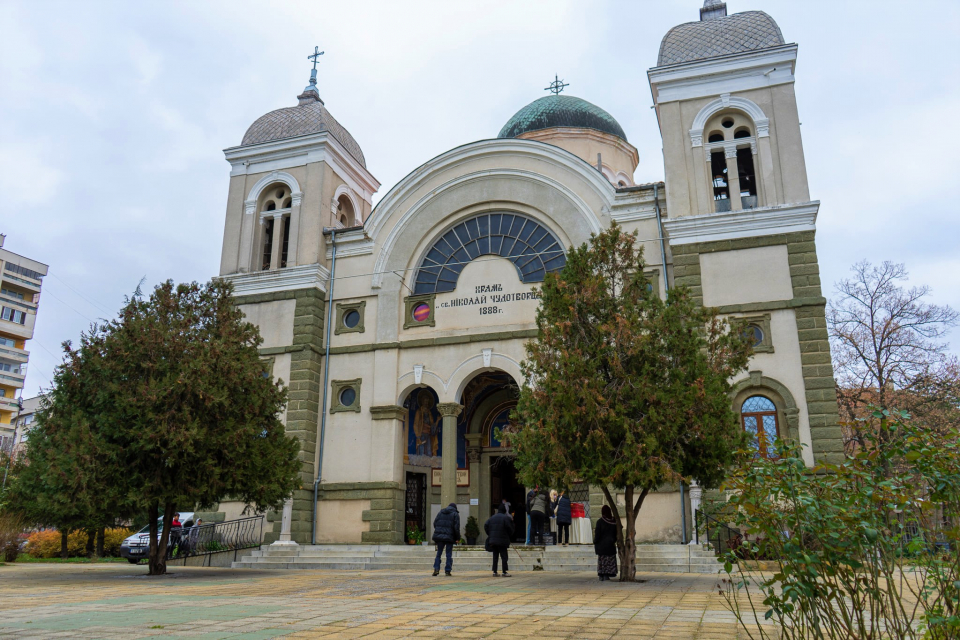 Най-голямата църква в Ямбол – „Св. Николай Чудотворец“ е затворена за ремонт, който се очаква да приключи на 22 декември. Това съобщи пред журналисти архиерейският...