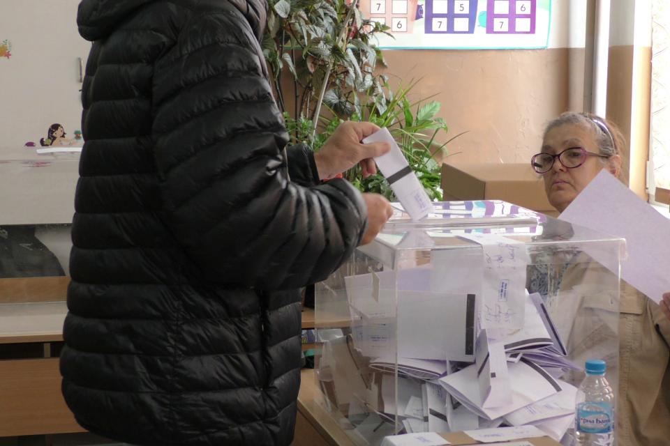 Без сериозни нарушения протича изборният ден до момента в Ямболска област. Избирателната активност в 5-те общини на областта се движи между 8 и 20 процента. 
Близо...