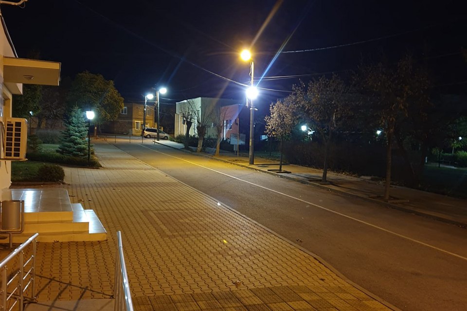 Новите цени на тока се отразиха драстично и върху сметките, които община Болярово плаща за издръжката на уличното осветление и обществените сгради. На...