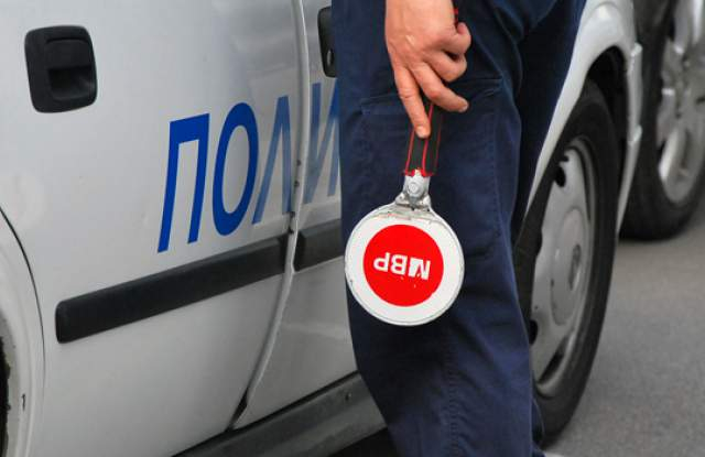 В хода на засилените полицейски действия на територията на град Сливен е установен неправоспособен водач, който е направил опит да осуети проверка и да...