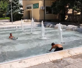 Нередно: Деца се къпят в шадраван в центъра на Сливен (ВИДЕО)