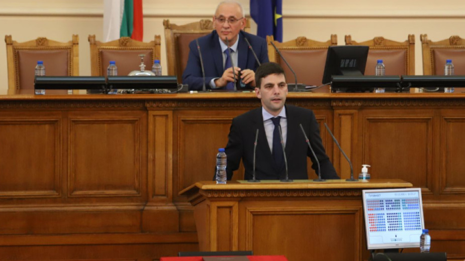 Депутатът Никола Минчев от „Продължаваме промяната“ е избран за председател на парламента.
Кандидатурата на Минчев бе подкрепена от 158 депутати, един...